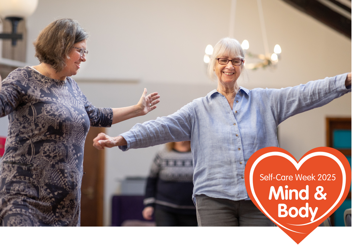 2 women moving on their feet in a hall
